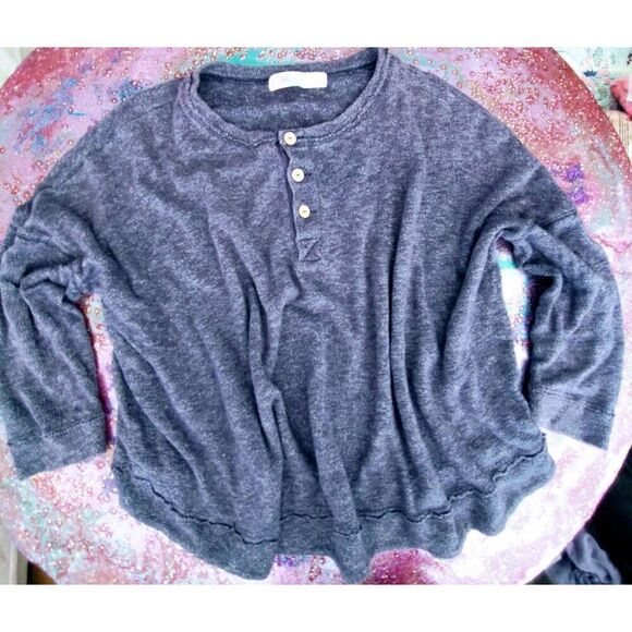 FREE PEOPLE BEACH THREE BUTTON BLUE SWEATER PRE-LOVED SIZE XS - Picture 3 of 11